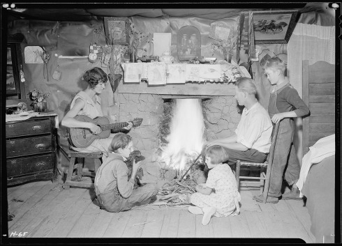 -The_Glandon_family_around_the_fireplace_in_their_home_at_Bridges_Chapel_near_Loydston(sic),_Tennessee._Glandon's..._-_NARA_-_532689